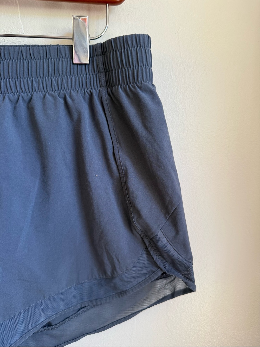 Athleta Mesh Racer Run Short 4" - Picture 2 of 6